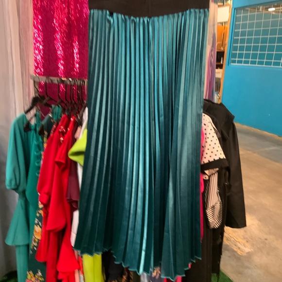 Emerald Teal Pleated Midi Skirt - Picture 2 of 2